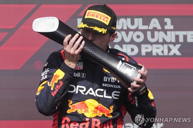 우승 트로피에 입을 맞추는 막스 페르스타펀 Red Bull driver Max Verstappen, of the Netherlands, celebrates on the podium after winning the Formula One U.S. Grand Prix auto race at Circuit of the Americas, Sunday, Oct. 22, 2023, in Austin, Texas. (AP Photo/Darron Cummings)