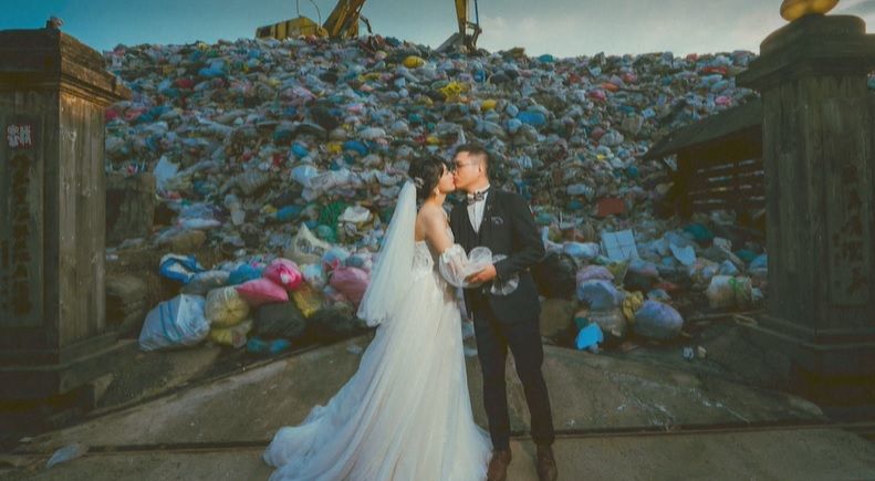 쓰레기더미 앞에서 웨딩사진을 찍은 대만 커플. /사진=AFP 보도화면 캡처