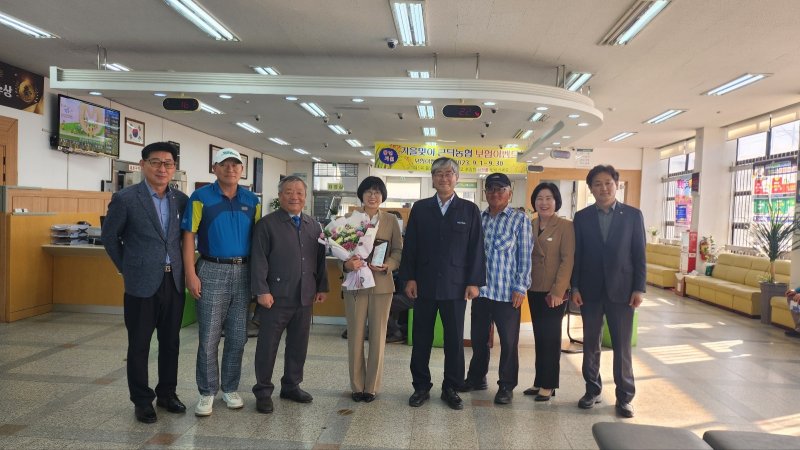 23일 삼척근덕농협에서 열린 농협중앙회 ‘함께하는 농협인상’ 표창패 전달식.(농협 삼척시지부 제공) 2023.10.23/뉴스1