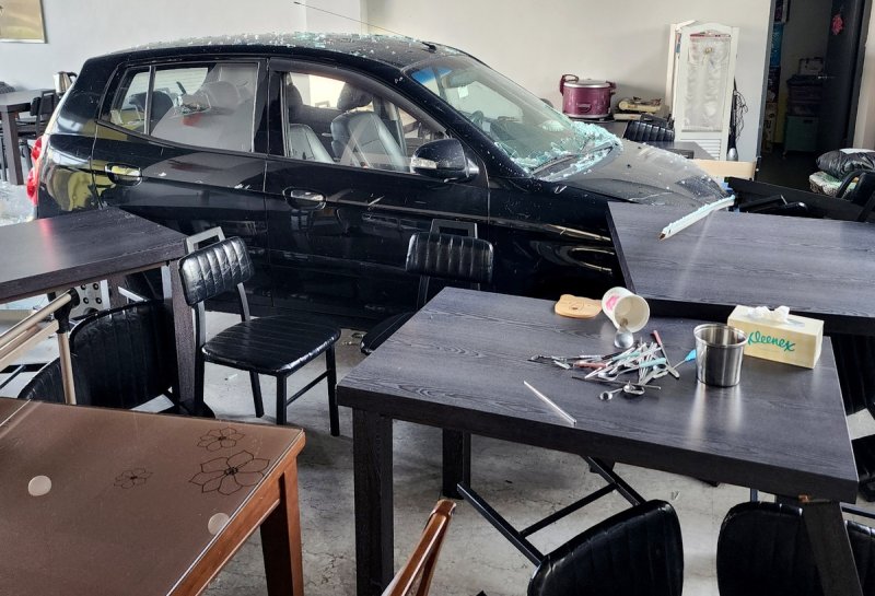 "액셀을 브레이크로 착각했다"..식당 돌진한 50대 여성운전자