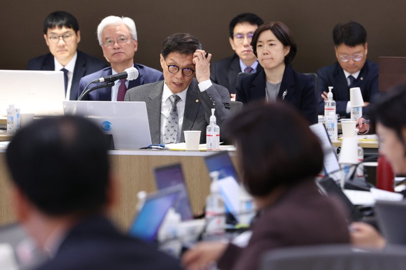 이창용 한국은행 총재가 23일 서울 중구 한국은행에서 열린 국회 기획재정위원회의 한국은행에 대한 국정감사에서 의원 질의에 답변하고 있다. 사진=뉴스1