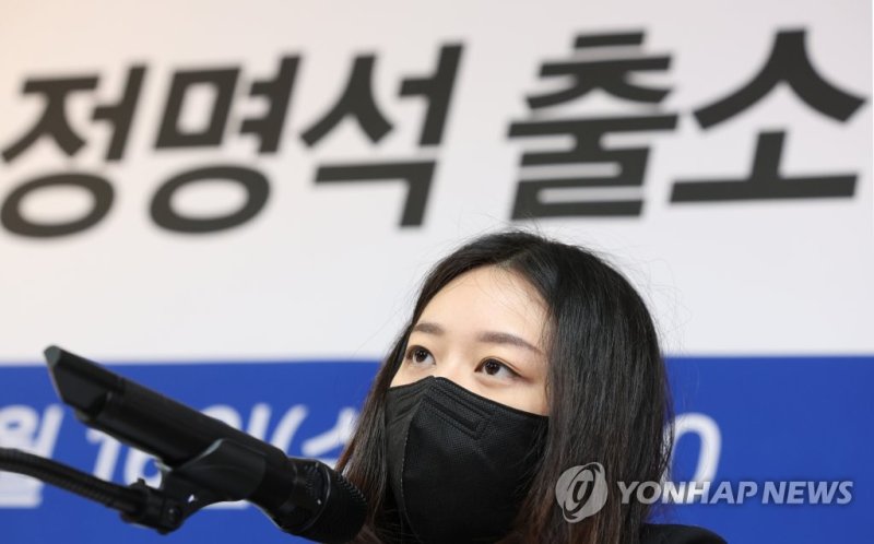 '용기를 내어' '용기를 내어' (서울=연합뉴스) 이지은 기자 = 16일 오후 서울 종로구 변호사회관에서 신도 성폭행 등의 혐의로 10년간 복역한 기독교복음선교회(JMS) 정명석 교주에게 출소 후 성폭력 피해를 입은 입 메이플 잉 퉁 후엔 씨가 기자회견을 열고 피해 관련 증언을 하고 있다. 2022.3.16 jieunlee@yna.co.kr (끝)