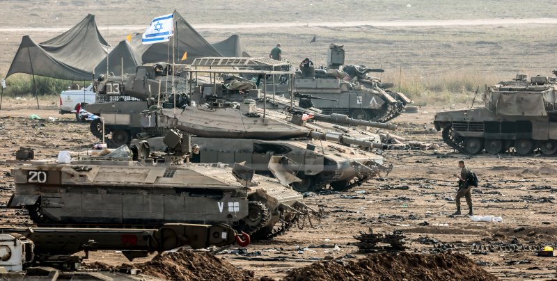 23일(현지시간) 팔레스타인 가자지구 부근에서 이스라엘 전차부대가 대기하고 있다.EPA연합뉴스