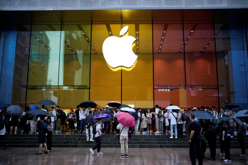 지난해 9월 22일 중국 상하이의 애플 매장 앞에서 애플의 '아이폰 15' 발매를 기다리는 상하이 시민들이 빗속에서 대기하고 있다.로이터연합뉴스