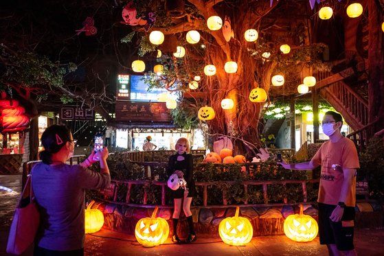 지난해 10월 30일(현지시간) 중국 광저우시에서 핼러윈 데이 행사를 즐기는 중국인들의 모습. AFP=연합뉴스