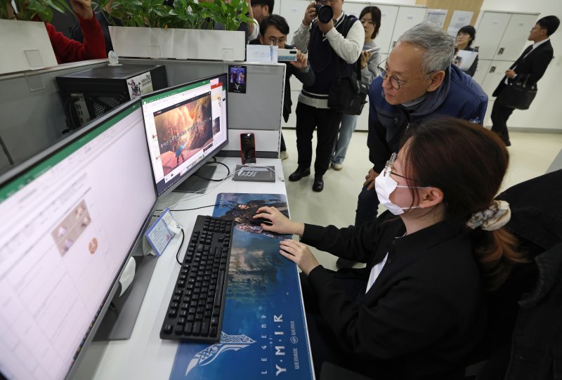 유인촌 문화체육관광부 장관이 지난 2023년 10월 경기 성남 게임인재원 방문해 프로젝트 현장을 참관하고 있다. 문화체육관광부 제공