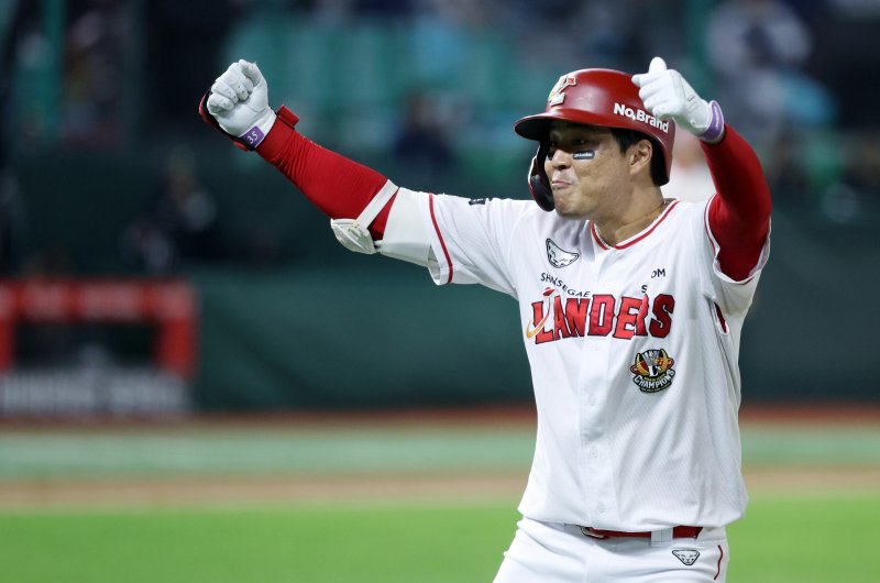 23일 오후 인천시 미추홀구 문학동 SSG랜더스필드에서 열린 프로야구 '2023 신한은행 SOL KBO 포스트시즌' 준플레이오프 2차전 SSG 랜더스와 NC 다이노스의 경기 4회말 무사 주자 1루 상황, SSG 한유섬이 투런홈런을 날린 뒤 기뻐하고 있다. 2023.10.23/뉴스1 ⓒ News1 박정호 기자