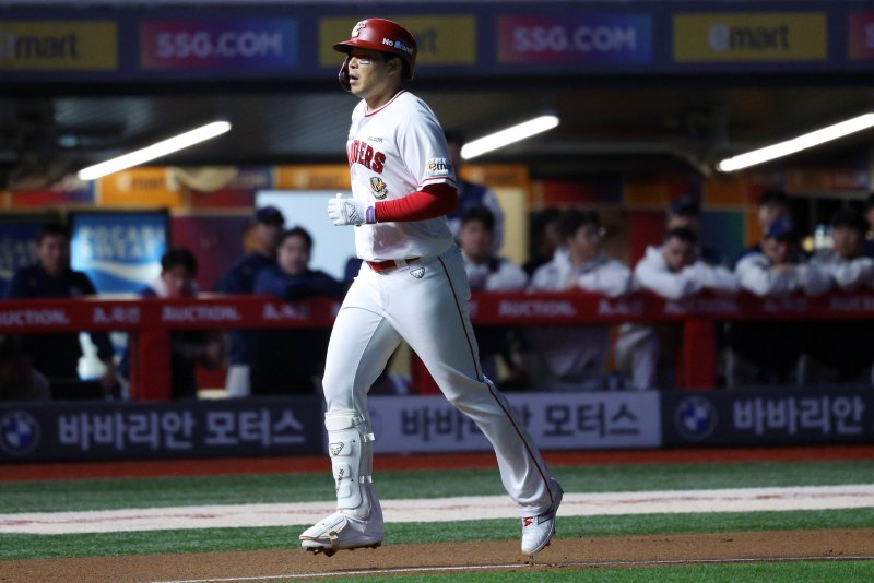 23일 오후 인천시 미추홀구 문학동 SSG랜더스필드에서 열린 프로야구 '2023 신한은행 SOL KBO 포스트시즌' 준플레이오프 2차전 SSG 랜더스와 NC 다이노스의 경기 6회말 1사 주자 없는 상황 SSG 한유섬이 솔로홈런을 날린 뒤 홈으로 향하고 있다. 2023.10.23/뉴스1 ⓒ News1 박정호 기자