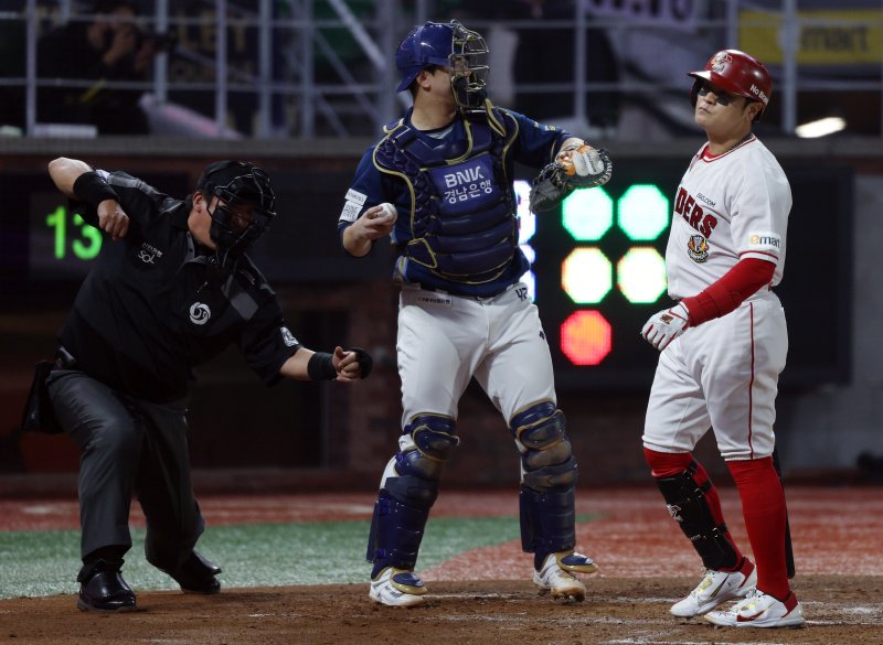 23일 오후 인천시 미추홀구 문학동 SSG랜더스필드에서 열린 프로야구 '2023 신한은행 SOL KBO 포스트시즌' 준플레이오프 2차전 SSG 랜더스와 NC 다이노스의 경기 7회말 1사 주자 없는 상황 SSG 추신수가 삼진 아웃 당하고 있다. 2023.10.23/뉴스1 ⓒ News1 박정호 기자