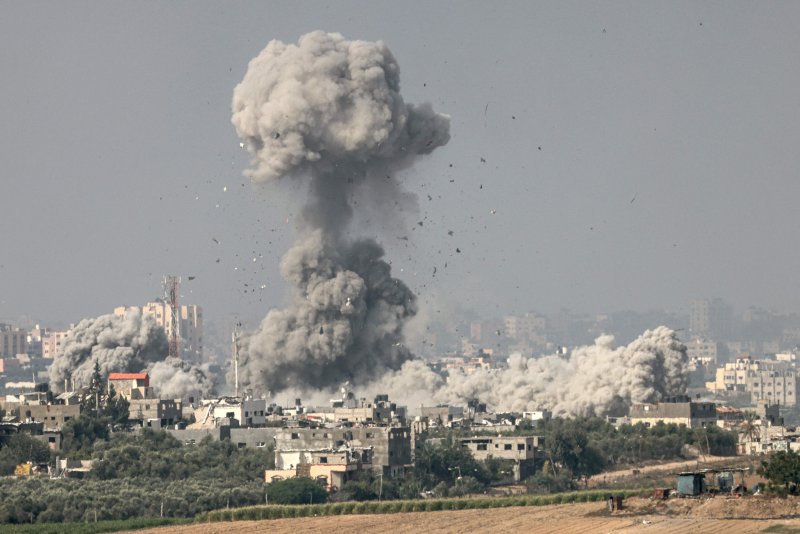 23일(현지시간) 팔레스타인 가자지구 북부에서 이스라엘군의 공습으로 파괴된 잔해가 흩어지고 있다.AFP연합뉴스