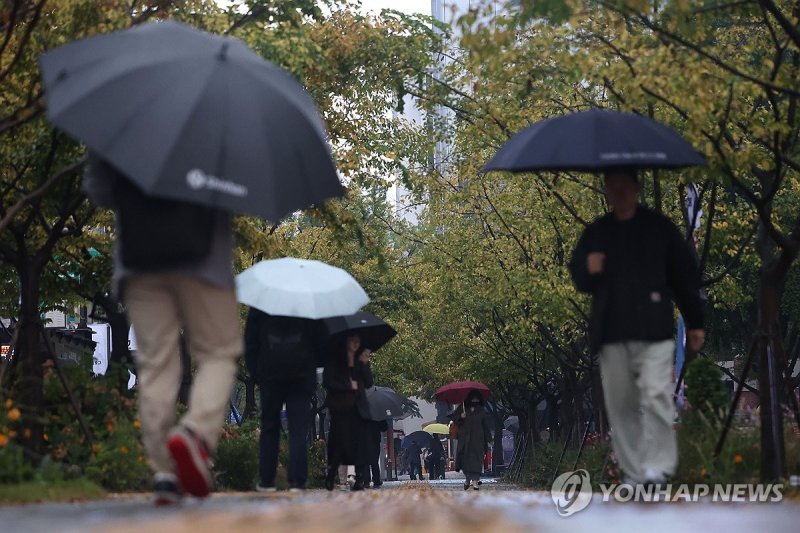 가을비 아침 출근길 (서울=연합뉴스) 류영석 기자 = 중부지방에 가을비가 예보된 19일 오전 서울 광화문광장에서 시민들이 우산을 쓴 채 걸어가고 있다. 2023.10.19 ondol@yna.co.kr (끝)