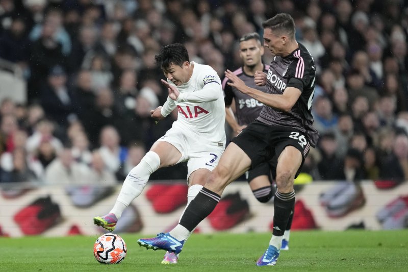 [런던=AP/뉴시스] 토트넘 홋스퍼의 손흥민이 23일(현지시간) 영국 런던의 토트넘 홋스퍼 스타디움에서 열린 2023-2024시즌 잉글랜드 프리미어리그(EPL) 9라운드 풀럼과의 경기에서 볼다툼을 하고 있다. 손흥민은 1골(리그 7호) 1도움을 기록하며 팀의 2-0 승리를 이끌었고 토트넘은 리그 1위로 올라섰다. 2023.10.24.