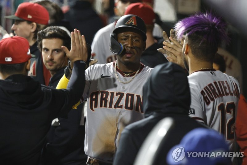 적시타 친 페르도모 epa10935201 Arizona Diamondbacks Geraldo Perdomo (C) is greeted in the dugout after scoring on Arizona Diamondbacks Ketel Marte?s RBI single against the Philadelphia Phillies during the seventh inning of game six of the Major League Baseball (MLB) National League Championship Series playo