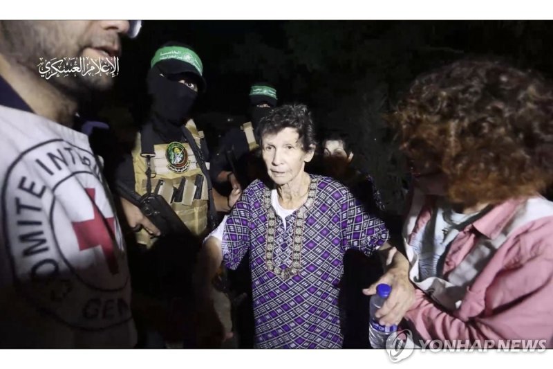하마스로부터 석방되는 이스라엘 고령 여성 (미상 AP=연합뉴스) 고령의 이스라엘 여성 요체베드 리프시츠(85.가운데)가 23일(현지시간) 팔레스타인 무장 정파 하마스로부터 석방돼 적십자에 인도되고 있다. 하마스 대변인은 카타르와 이집트의 중재에 따라 이날 고령의 여성 인질 2명을 석방했다고 밝혔다. 두 사람은 모두 가자지구 인근 니르 오즈 키부츠 주민들로 건강상의 이유로 석방에 고려됐다. [텔레그램 영상 캡처 사진] 2023.10.24 ddy04002@yna.co.kr (끝)