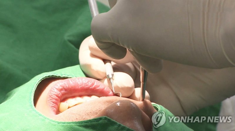 "임플란트 왜 다시 안 해줘?" 치과 침입해 의사 배 찌른 60대, 한다는 말이