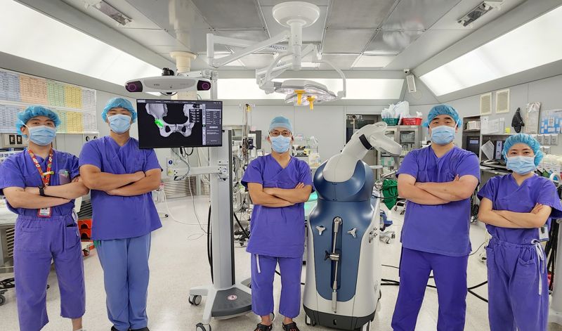 화순전남대병원은 정형외과 박경순 교수(사진 가운데)가 정밀한 '마코(MAKO) HIP' 로봇과 최소침습 두부위 절개술을 결합한 최첨단 수술을 본격 시행했다고 24일 밝혔다. 화순전남대병원 제공