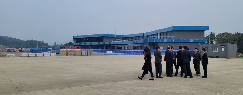 24일 국회 국토교통위원회 소속 더불어민주당 의원들이 남한강휴게소를 방문했다. /사진=김윤호 기자