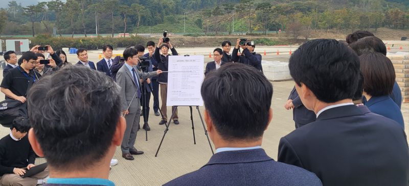 24일 한국도로공사 휴게시설처장이 남한강휴게소를 찾은 국회 국토교통위원회 소속 더불어민주당 의원들에게 민자사업 전환 과정을 설명했다. /사진=김윤호 기자