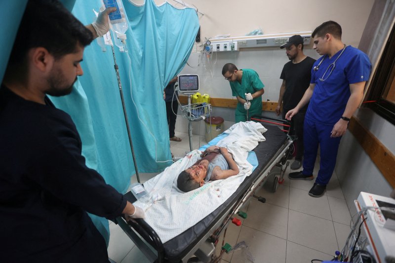 지난달 16일(현지시간) 가자 지구 병원에 공습이 내려지자 한 팔레스타인 어린이가 부상을 입고 다른 병원으로 옮겨져 침대 위에 누워 의사에게 치료를 받고 있다. /사진=뉴스1