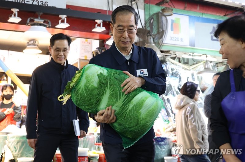 마포농수산물시장 방문한 한덕수 국무총리 (서울=연합뉴스) 황광모 기자 = 한덕수 국무총리가 24일 오후 서울 마포구 마포농수산물시장을 방문해 현장 물가를 점검하고 있다. 2023.10.24 hkmpooh@yna.co.kr (끝)