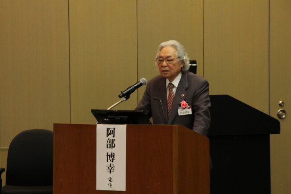 도쿄종양내과의 아베 박사가 지난 9일 개최된 제28회 국제개별화 의료 학술집회에 참석해 유방암 면역세포 치료 사례에 대해 발표하고 있다. 도쿄종양내과 제공