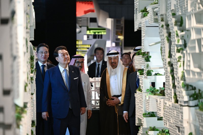 지난해 10월 23일 사우디아라비아 리야드를 방문한 윤석열 대통령(왼쪽 두번째)이 이재용 삼성전자 회장(왼쪽 첫번째)과 함께 네옴시티 전시관을 둘러보고 있다.뉴시스