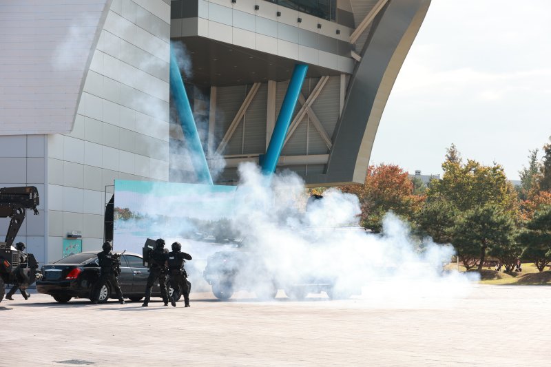 광주경찰청이 24일 광주 북구 국립광주과학관에서 국가정보원과 북구 공동 주관으로 '2023 재난안전한국훈련' 관계기관 합동 대테러 훈련을 실시하고 있다. (광주경찰청 제공) 2023.10.24/뉴스1