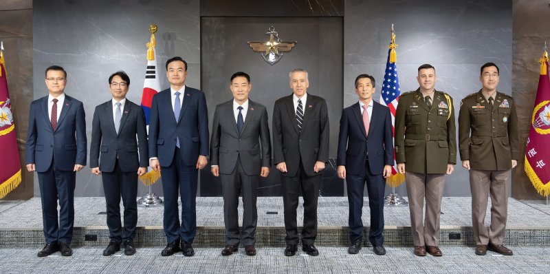 신원식 국방부 장관이 24일 서울 국방부 청사에서 필립 골드버그 주한미국대사를 접견, 국방부 및 주한미국대사관 주요 직위자들과 기념 촬영하고 있다. 사진=국방부 제공