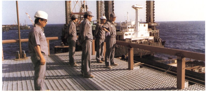 고 정주영 현대그룹 창업주(오른쪽 첫번째)가 사우디아라비아 주베일 산업항 건설 현장을 둘러보며 현황을 점검하고 있다. 사진 촬영 시점은 1970년대 후반으로 추정된다. 현대차그룹 제공