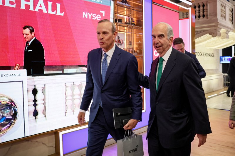 마이크 워스 셰브론 최고경영자(CEO)(왼쪽)와 존 헤스 헤스 CEO가 23일(현지시간) 미국 뉴욕증시(NYSE)에서 530억달러 규모인 셰브론의 헤스 인수를 발표한 후 거래장을 걸어가고 있다. 로이터뉴스1