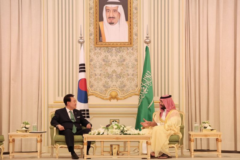 尹 '넥타이 외교'에 사우디 환호했다
