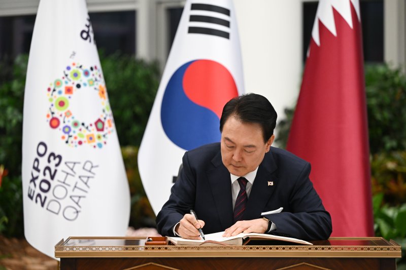 尹, 카타르서 에너지 안보·신산업 기틀…6조원 이상 성과