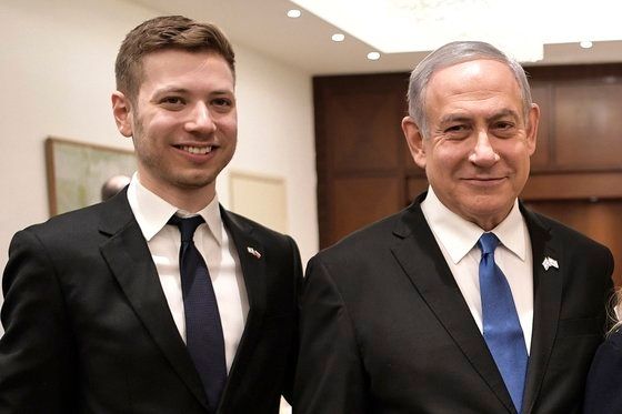 베냐민 네타냐후 이스라엘 총리(오른쪽)와 그의 아들 야이르. AP/연합뉴스