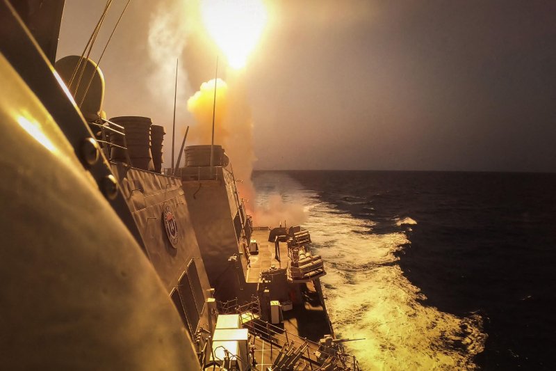 미국의 알레이버크급 구축함 USS 카니(DDG-64)함이 지난해 10월 19일 홍해에서 후티 반군이 발사한 미사일과 무인기(드론)을 요격하고 있다.<div id='ad_body3' class='mbad_bottom' ></div>AFP연합뉴스