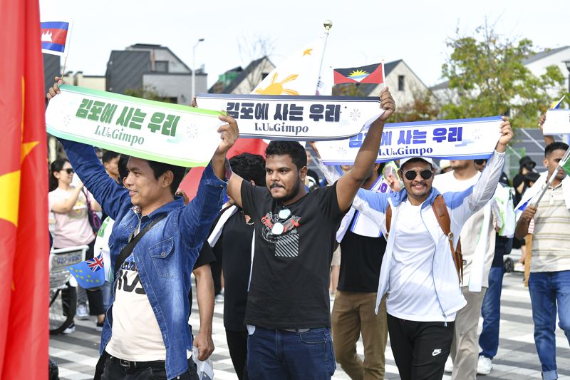 9월 24일 김포에서 열린 세계인 큰잔치에서 김포거주 이주민들이 ‘김포에 사는 우리’ 슬로건을 들고 행진하고 있다. /김포시 제공