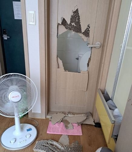 한 자취생이 화장실에 갇혔다가 문을 부수고 탈출한 사연이 전해졌다. (사진=온라인 커뮤니티 캡처)
