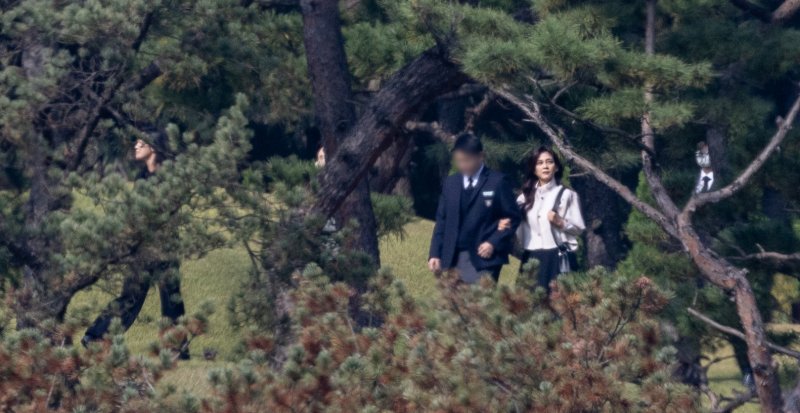 이부진 호텔신라 사장과 아들 임모 군이 25일 오전 경기도 수원시 장안구 소재 故 이건희 삼성 선대회장 선영에서 열린 3주기 추도식에 참석하고 있다. 2023.10.25/뉴스1 ⓒ News1 이재명 기자 /사진=뉴스1