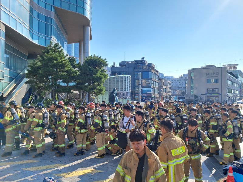 25일 오전 '부산 해운대LCT 계단오르기' 대회에 전국 소방대원들이 참가하고 있다.(부산소방재난본부 제공)