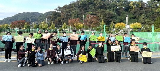 “독도는 한국의 고유한 영토다” 등굣길 캠페인 나선 초등생들