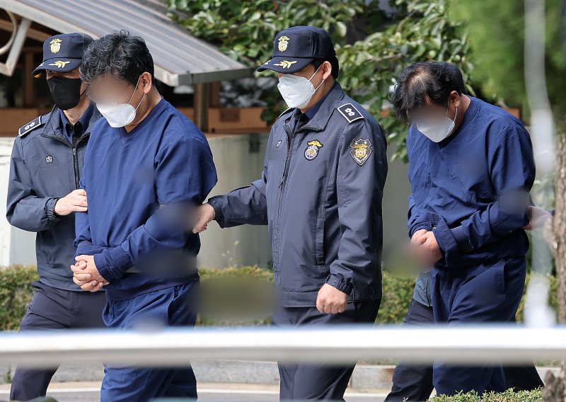 영풍제지 불공정 거래 의혹과 관련해 시세 조종을 주도한 것으로 의심되는 신모씨와 김모씨가 20일 오후 서울 양천구 서울남부지방법원에서 열리는 구속 전 피의자심문(영장실질심사)에 출석하고 있다. 2023.10.20/뉴스1 ⓒ News1 김진환 기자