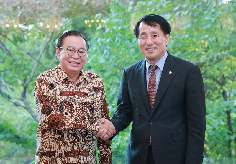 장영진 당시 산업통상자원부 1차관이 2023년 10월 25일 서울 중구 롯데호텔에서 간디 술리스티얀토 수헤르만 주한 인도네시아 대사를 만나 기념 촬영하고 있다. 산업통상자원부 제공