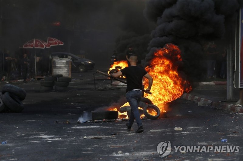 제닌 난민촌서 이스라엘군과 충돌하는 팔레스타인 주민 제닌 난민촌서 이스라엘군과 충돌하는 팔레스타인 주민 (제닌 EPA=연합뉴스) 3일(현지시간) 팔레스타인 주민들이 요르단강 서안지구 제닌을 공습한 이스라엘군과 충돌하고 있다. 이날 이른 시각 이스라엘군은 팔레스타인 무장세력 소탕을 목표로 대규모 군사작전을 벌여 최소 8명이 사망하고 50여명이 부상했다. 2023.07.04 yerin4712@yna.co.kr (끝)