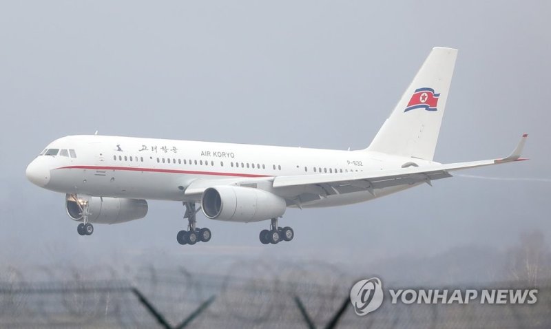 2019년 러시아 블라디보스토크 공항 활주로 위로 북한 고려항공 여객기가 착륙하고 있다. 연합뉴스