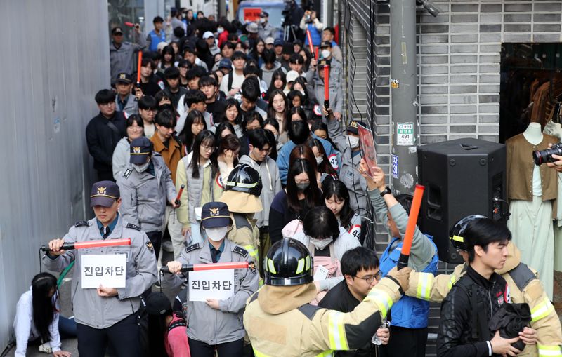 이태원 참사 1주기를 앞둔 25일 서울 광진구 건대 맛의거리에서 '다중운집(구름 인파)' 대응훈련이 실시되고 있다. 이날 오세훈 서울시장은 새로 도입한 인파감지시스템을 활용한 유관기관 합동훈련을 점검했다. /사진=뉴시스