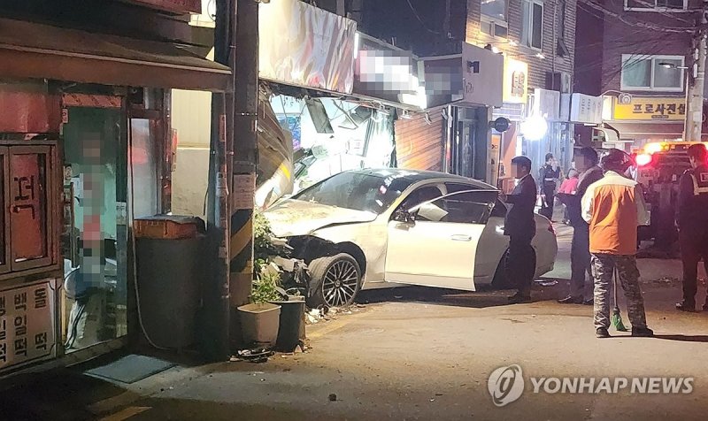 한남동 가게 들이받은 차량/사진=연합뉴스