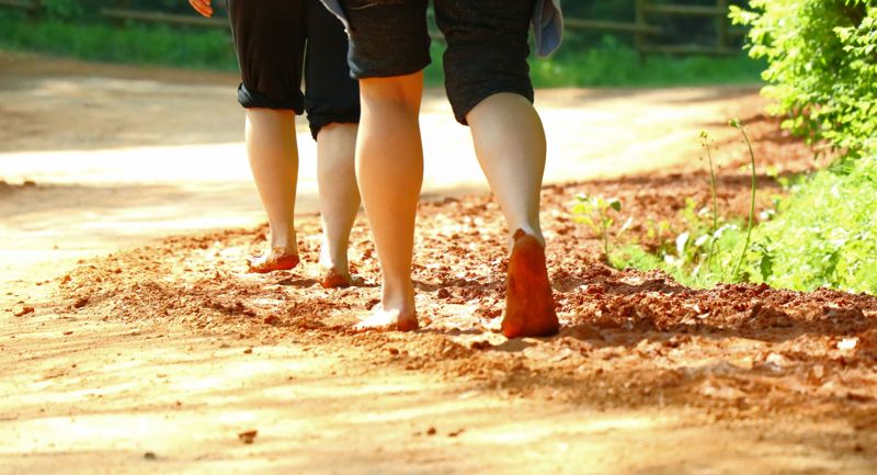 계족산황톳길에서 맨발 걷기를 하면 정신이 맑아지고 몸이 개운해지는 ‘에코힐링’을 체험할 수 있다.