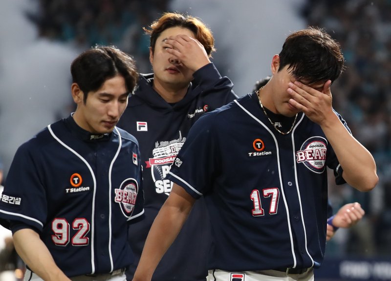 19일 오후 경남 창원NC파크에서 열린 '2023 신한은행 SOL KBO 포스트시즌' 와일드카드 결정전 1차전 NC 다이노스와 두산 베어스의 경기에서 NC에게 패배한 두산 선수들이 아쉬워하고 있다. 2023.10.19/뉴스1 ⓒ News1 윤일지 기자