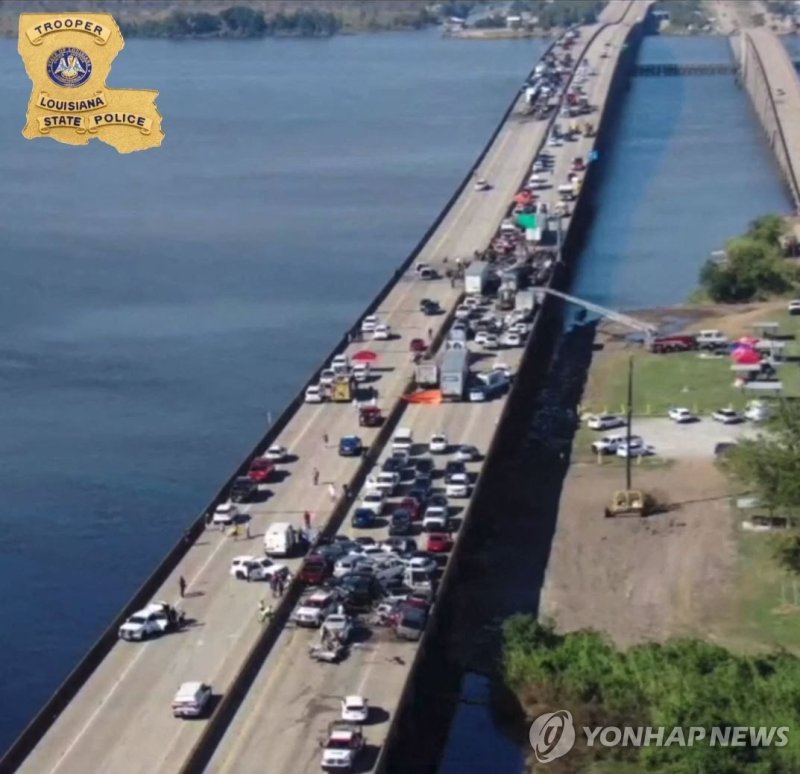 지난 23일(현지시간) 미 루이지애나 고속도로 연쇄 추돌사고 현장 TOPSHOT - This still image obtained from a handout video released by the Lousiana State Police on Facebook shows cars piled up after a crash on Interstate 55 highway in St. John the Baptist Parish, Louisiana, on October 23, 2023. A large cloud of fog enveloping a