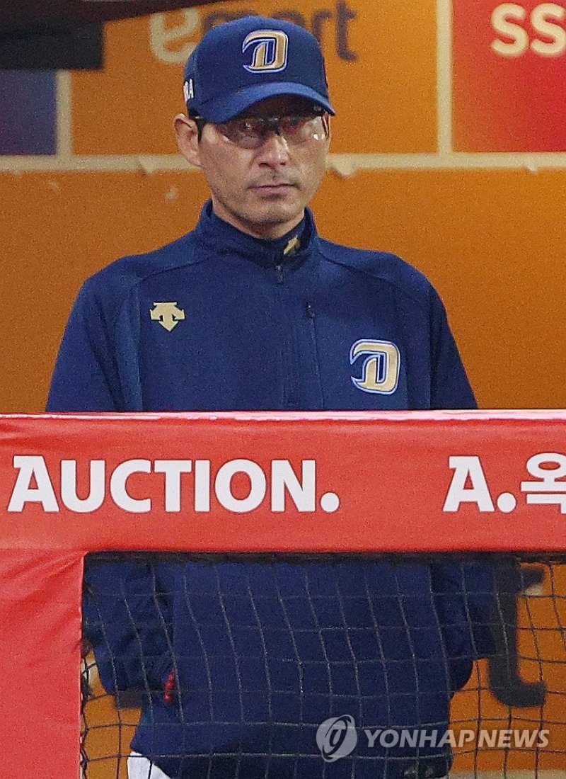경기 바라보는 NC 강인권 감독 경기 바라보는 NC 강인권 감독 (인천=연합뉴스) 김도훈 기자 = 23일 인천 SSG랜더스필드에서 열린 프로야구 준플레이오프 NC다이노스와 SSG랜더스의 2차전 경기. NC 강인권 감독이 경기를 지켜보고 있다. 2023.10.23 superdoo82@yna.co.kr (끝)