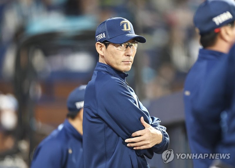 경기 지켜보는 NC 다이노스 강인권 감독 경기 지켜보는 NC 다이노스 강인권 감독 (창원=연합뉴스) 윤동진 기자 = 19일 오후 창원NC파크에서 열린 2023 KBO 포스트시즌 와일드카드 결정전 두산 베어스 대 NC 다이노스 경기. 7회 말 NC 다이노스 강인권 감독이 경기를 지켜보고 있다. 2023.10.19 mon@yna.co.kr (끝)